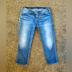 Women’s Silver Jeans Brand Levi capris. Size 16.